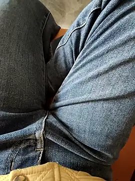 Snapshot of Lili_2love chatting on 12.15.25 Lili 2love online show from 12.15.25