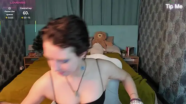 Snapshot of Sara_Frayer chatting on 12.19.25 Sara Frayer online show from 12.19.25