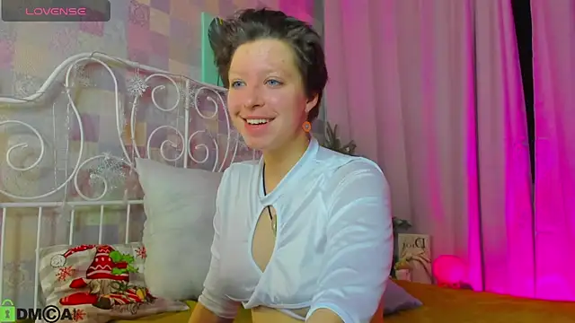 Snapshot of Sara_Frayer chatting on 12.20.25 Sara Frayer online show from 12.20.25