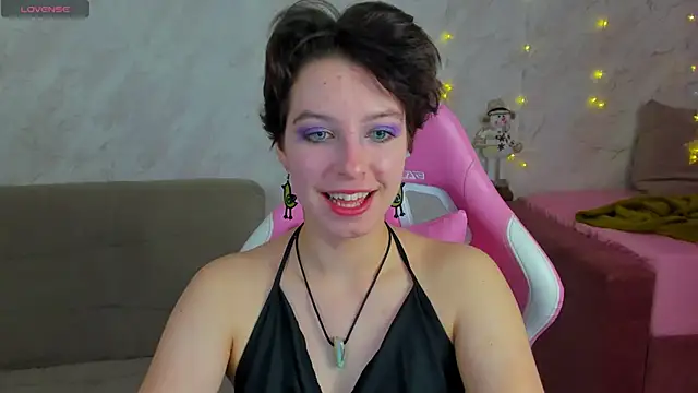 Snapshot of Sara_Frayer chatting on 12.22.25 Sara Frayer online show from 12.22.25