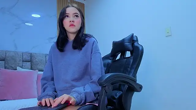 Snapshot of angel__kiss chatting on 11.13.25 angel kiss online show from 11.13.25