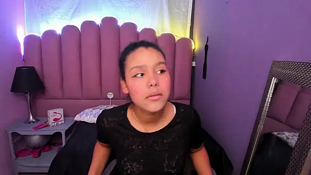 Snapshot of AriaVega chatting on 11.07.25 AriaVega online show from 11.07.25