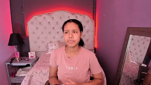 Snapshot of AriaVega chatting on 11.13.25 AriaVega online show from 11.13.25