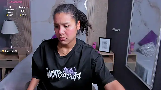 Snapshot of AriaVega chatting on 11.24.25 AriaVega online show from 11.24.25