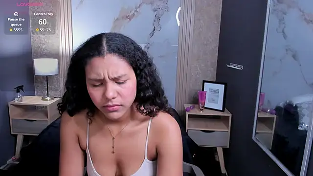 Snapshot of AriaVega chatting on 12.01.25 AriaVega online show from 12.01.25