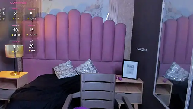 Snapshot of AriaVega chatting on 12.03.25 AriaVega online show from 12.03.25