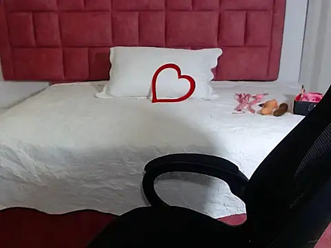 Snapshot of sweetsubmisaxox chatting on 10.20.25 sweetsubmisaxox online show from 10.20.25