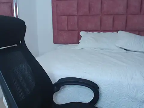 Snapshot of sweetsubmisaxox chatting on 11.29.25 sweetsubmisaxox online show from 11.29.25