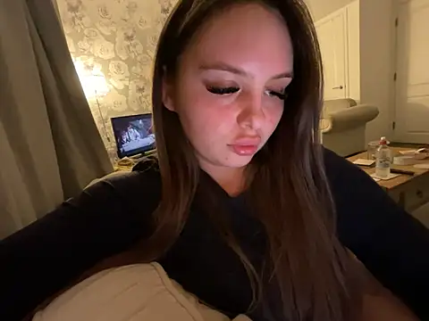 Snapshot of EllaStarrxxx chatting on 10.28.25 EllaStarrxxx online show from 10.28.25