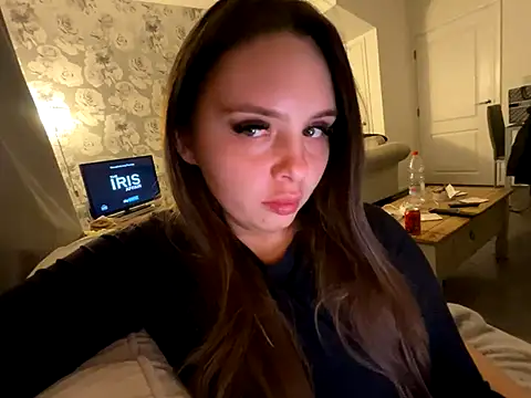 Snapshot of EllaStarrxxx chatting on 10.31.25 EllaStarrxxx online show from 10.31.25