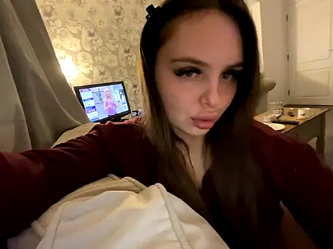 Snapshot of EllaStarrxxx chatting on 11.20.25 EllaStarrxxx online show from 11.20.25