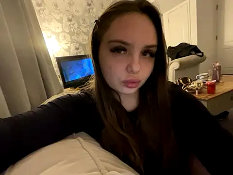 Snapshot of EllaStarrxxx chatting on 11.23.25 EllaStarrxxx online show from 11.23.25