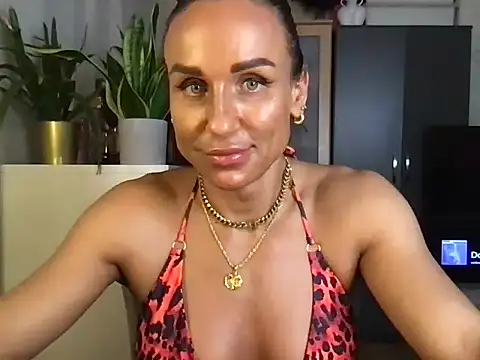 Snapshot of GluteQueenE chatting on 11.13.25 GluteQueenE online show from 11.13.25