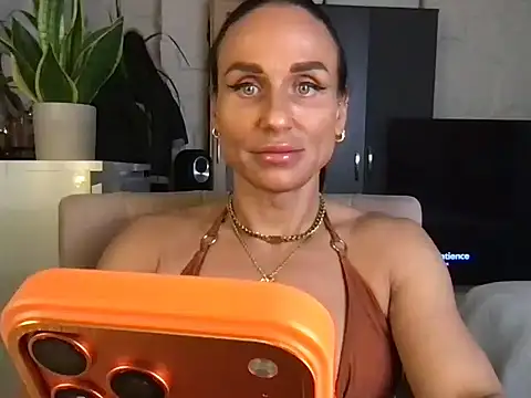 Snapshot of GluteQueenE chatting on 11.27.25 GluteQueenE online show from 11.27.25