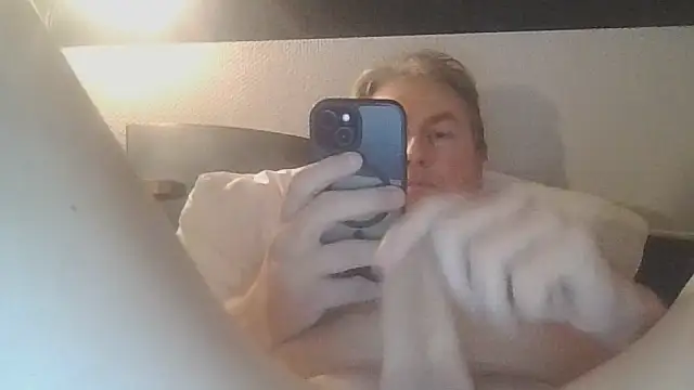 Snapshot of Sklavekay chatting on 12.16.25 Sklavekay online show from 12.16.25