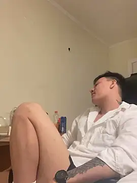 Snapshot of latava chatting on 10.04.25 latava online show from 10.04.25