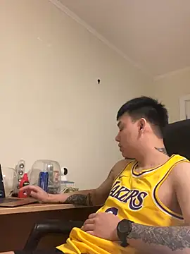 Snapshot of latava chatting on 10.05.25 latava online show from 10.05.25