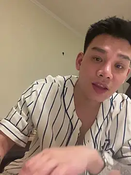 Snapshot of latava chatting on 10.07.25 latava online show from 10.07.25