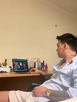 Snapshot of latava chatting on 10.08.25 latava online show from 10.08.25