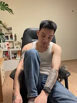 Snapshot of latava chatting on 10.25.25 latava online show from 10.25.25