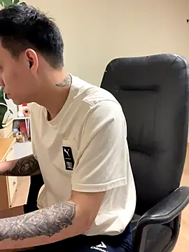 Snapshot of latava chatting on 10.26.25 latava online show from 10.26.25