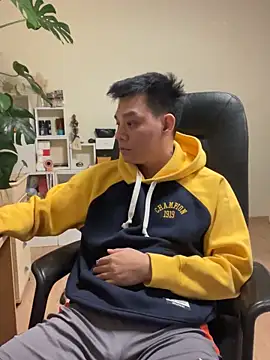 Snapshot of latava chatting on 10.27.25 latava online show from 10.27.25