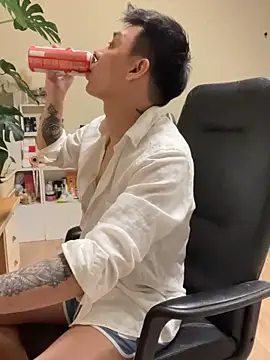 Snapshot of latava chatting on 10.28.25 latava online show from 10.28.25