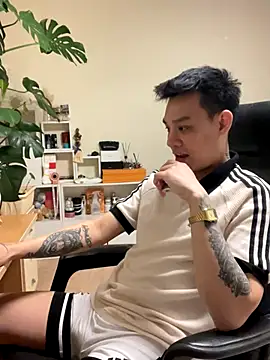 Snapshot of latava chatting on 10.31.25 latava online show from 10.31.25