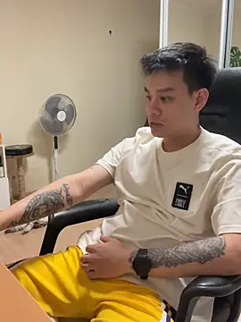 Snapshot of latava chatting on 11.06.25 latava online show from 11.06.25