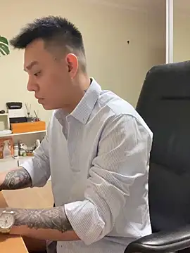 Snapshot of latava chatting on 11.08.25 latava online show from 11.08.25