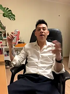 Snapshot of latava chatting on 11.10.25 latava online show from 11.10.25