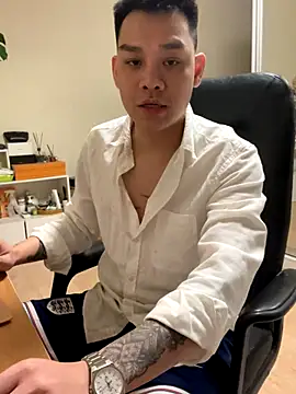 Snapshot of latava chatting on 11.11.25 latava online show from 11.11.25