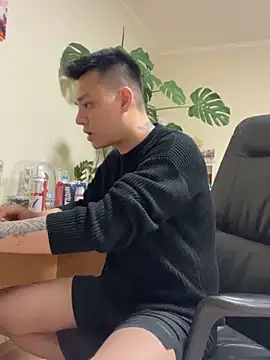 Snapshot of latava chatting on 11.13.25 latava online show from 11.13.25