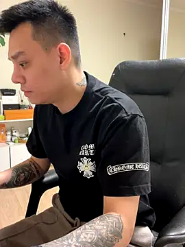 Snapshot of latava chatting on 11.16.25 latava online show from 11.16.25