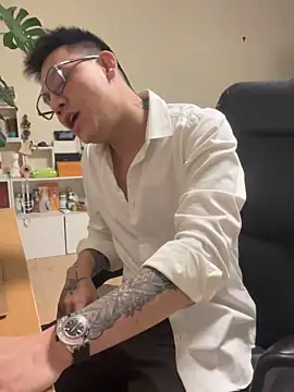 Snapshot of latava chatting on 11.18.25 latava online show from 11.18.25