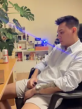 Snapshot of latava chatting on 11.19.25 latava online show from 11.19.25