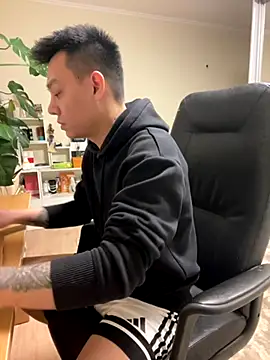 Snapshot of latava chatting on 11.21.25 latava online show from 11.21.25