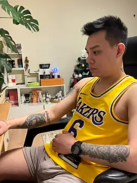 Snapshot of latava chatting on 11.22.25 latava online show from 11.22.25