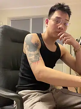 Snapshot of latava chatting on 11.26.25 latava online show from 11.26.25