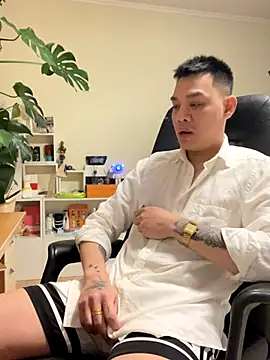 Snapshot of latava chatting on 11.30.25 latava online show from 11.30.25