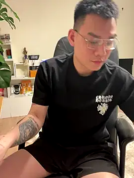 Snapshot of latava chatting on 12.04.25 latava online show from 12.04.25