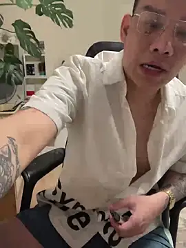 Snapshot of latava chatting on 12.05.25 latava online show from 12.05.25