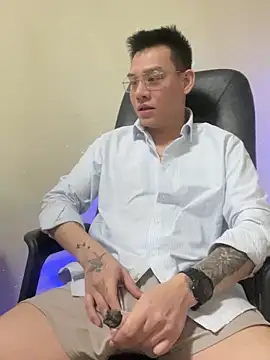 Snapshot of latava chatting on 12.14.25 latava online show from 12.14.25