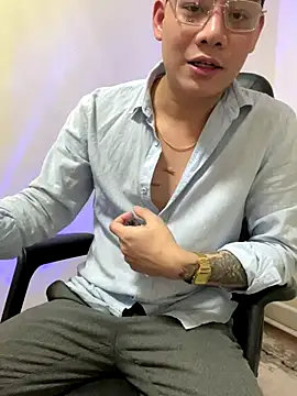 Snapshot of latava chatting on 12.15.25 latava online show from 12.15.25