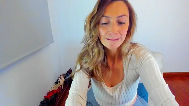 Snapshot of Velourmuse chatting on 06.19.26 Velourmuse online show from 06.19.26