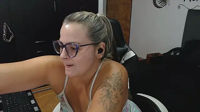 Snapshot of perlagoloza05 chatting on 11.11.25 perlagoloza05 online show from 11.11.25