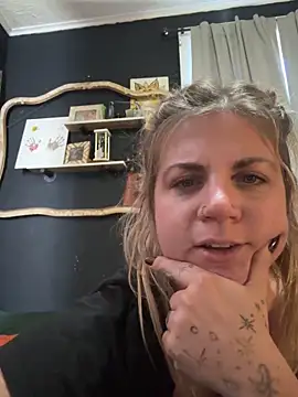 Snapshot of thejigglejoint chatting on 10.29.25 thejigglejoint online show from 10.29.25