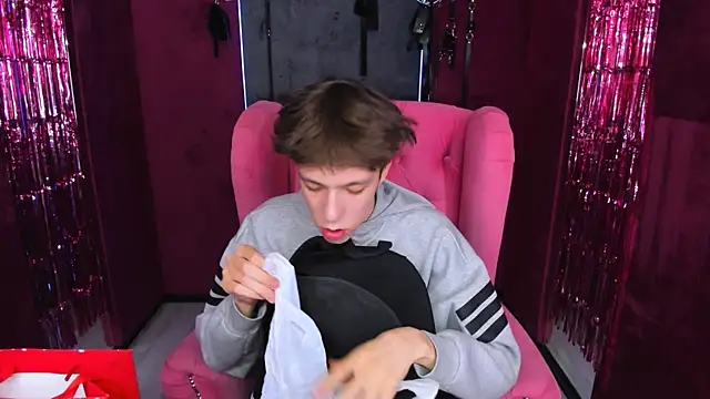 Snapshot of MarkBranston chatting on 12.19.25 MarkBranston online show from 12.19.25