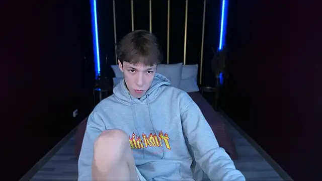 Snapshot of MarkBranston chatting on 12.21.25 MarkBranston online show from 12.21.25