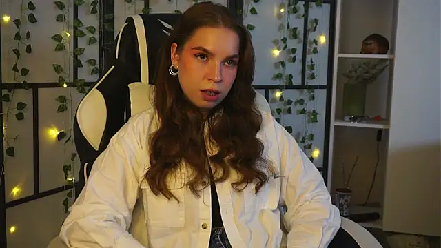 Snapshot of ToniaRoehr chatting on 10.08.25 ToniaRoehr online show from 10.08.25